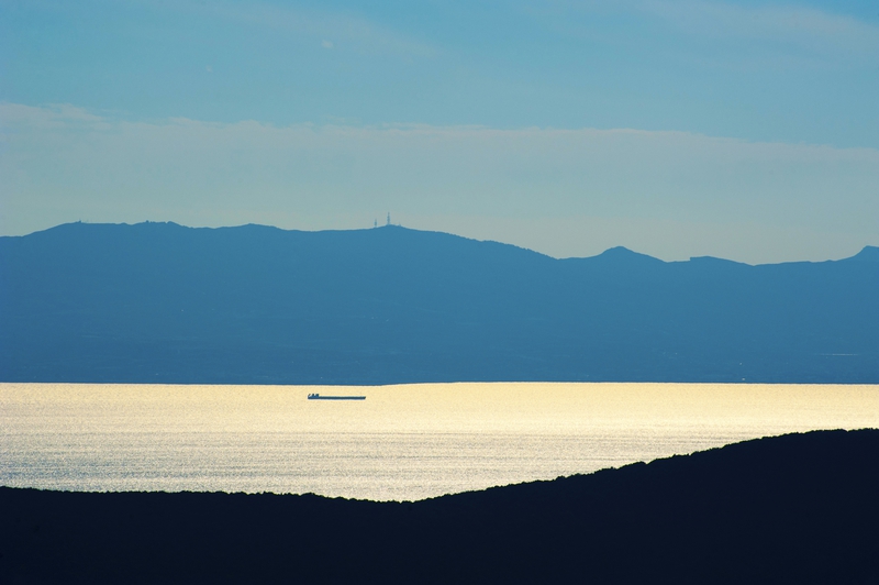 Ship-silhouette-in-sunset-893215388_2126x1414.jpeg